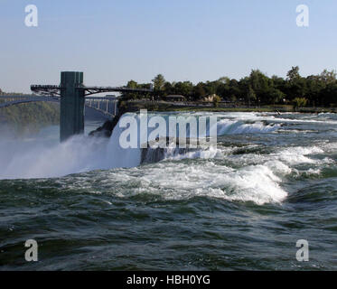 Niagarafälle von der amerikanischen Seite mit Prospect Point Aussichtsturm am Niagara Falls State Park Stockfoto