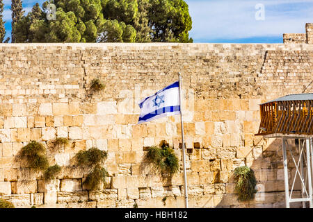 Israelische Flagge Western'Wailing' Wand des alten Tempel Jerusalem Israel.  Klagemauer des alten jüdischen Tempels erbaute 100BC von Herodes dem großen Stockfoto