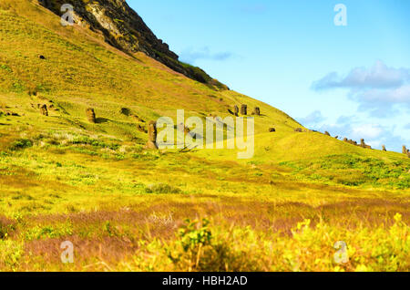 Durch viele Jahrhunderte haben diese Moai blickte, auf die wogenden Wellen im südöstlichen Pazifik auf der Osterinsel in Chile Stockfoto