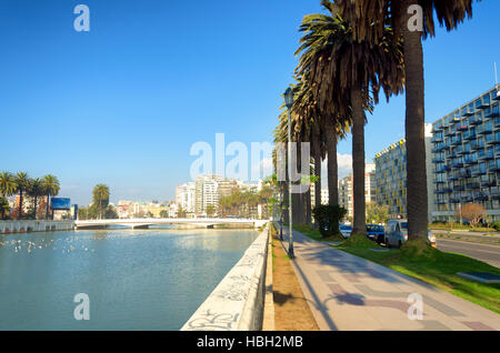 Zu Fuß oder mit dem Fahrrad den Weg entlang der Esplanade in Viña Del Mar, Chile Stockfoto