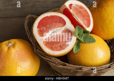 Frisch geerntete Grapefruit in Korb Stockfoto