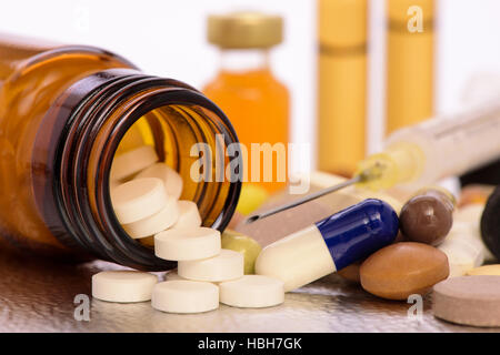 Injektion mit Spritze im medizinischen Labor Stockfoto