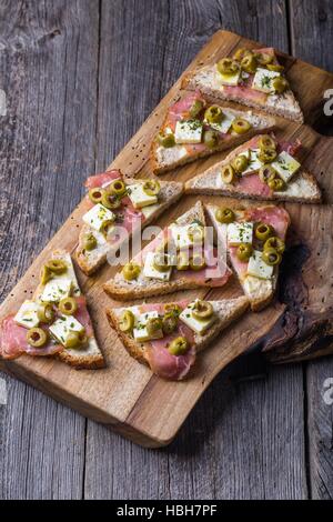 Kleine Sandwiches mit Speck Stockfoto