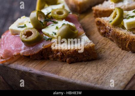 Kleine Sandwiches mit Speck Stockfoto