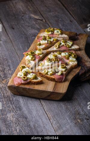 Kleine Sandwiches mit Speck Stockfoto