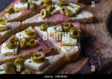 Kleine Sandwiches mit Speck Stockfoto