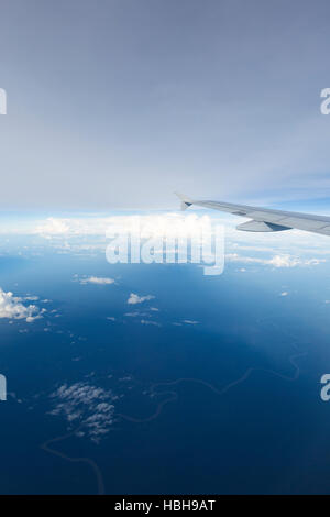 Blick auf Jet Flugzeug Flügel mit Wolken über den Amazonas-Staat, Kolumbien Stockfoto