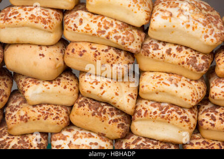 Stapel von Brot Croissants auf dem Straßenmarkt in Bogota, Kolumbien Stockfoto