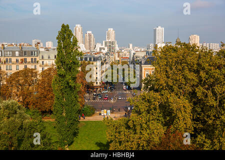 Blick über Paris von der Temple De La Sybille in dem Park Buttes-Chaumont Stockfoto