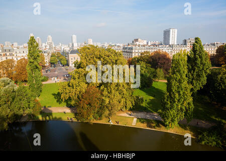 Blick über Paris von der Temple De La Sybille in dem Park Buttes-Chaumont Stockfoto
