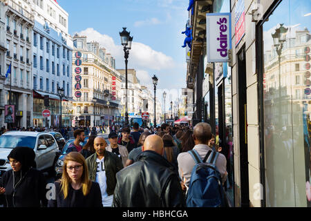 Rue de Rivoli mit Massen von Menschen in Paris, Frankreich Stockfoto