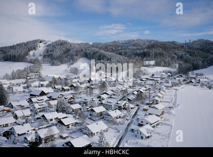 Luftaufnahme des Dorfes im winter Stockfoto