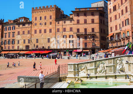 Piazza del Campo mit Fonte Gaia in Siena, Italien Stockfoto