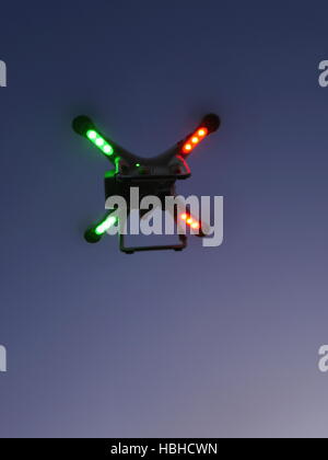 Drone mit grünen und roten Lichtsignalen von unten. Stockfoto