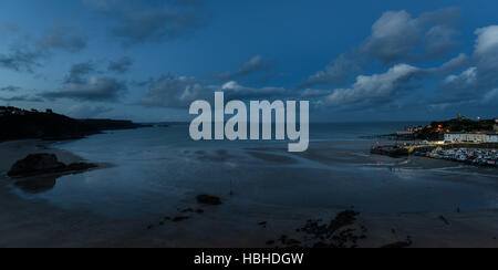 Tenby by night, atmospheric panoramic evening sea view, blue hour. Stockfoto