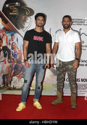 Sushant Singh Rajput ; Indischer Bollywood-Schauspieler mit indischem Cricket-Spieler Mahendra Singh Dhoni bei der Förderung des Films M S Dhoni in Mumbai Indien Asien Stockfoto