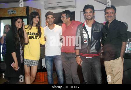 Indische Bollywood-Schauspieler ; Kriti Sanon ; Rajkummar Rao ; Kunal Kohli ; Sushant Singh Rajput ; Rajkumar Hirani ; bei der Filmvorführung M S Dhoni in Mumbai Indien Asien Stockfoto