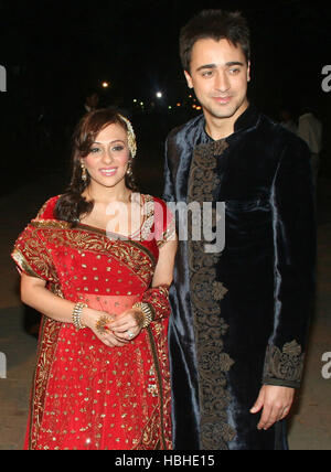 Bollywood-Schauspieler Imran Khan und Avantika Malik Pose Fotograf Weddingws geschlossen Bauernhof Haus Karjat Bergstation Mumbai Stockfoto