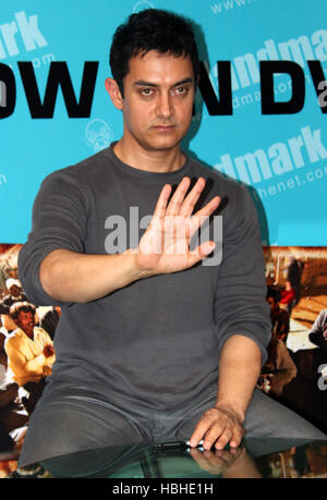 Bollywood Schauspieler Aamir Khan Gesten während dem Start der DVD Film Peepli Live in Mumbai, Indien am 4. November 2010. Stockfoto