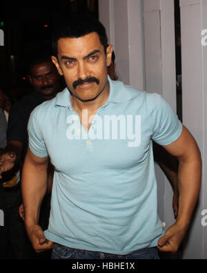 Schauspieler Aamir Khan kommt bei der Eröffnung seiner Cafe Ristorante Kakao in Mumbai, Indien am 27. April 2011. Stockfoto