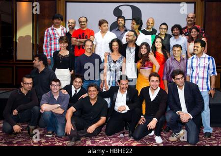 Der gesamte Cast und Crew posieren für ein Foto während der Party Erfolg ihres Films Delhi Belly in Mumbai, Stockfoto