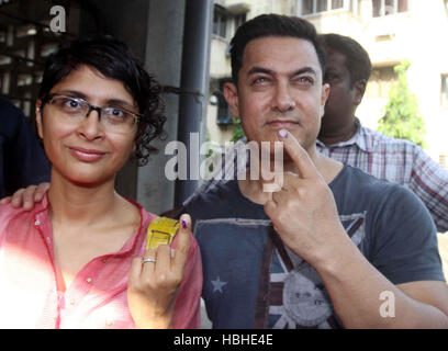Bollywood-Schauspieler Aamir Khan Kiran Rao den eingefärbten Finger nach seine Stimme für die Wahl der Lok Sabha Mumbai anzeigen Stockfoto