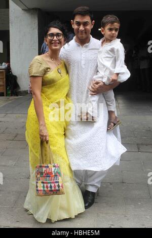 Bollywood-Schauspieler Aamir Khan Filmemacher-Frau Kiran Rao Sohn Azad stellt anlässlich Eid al-Fitr Feier Residenz Mumbai Stockfoto