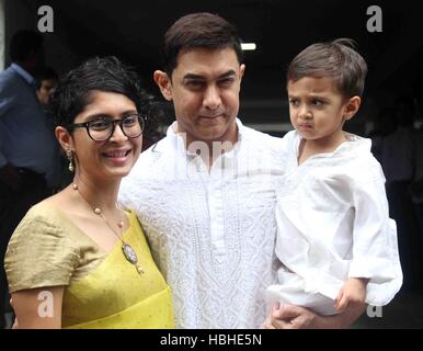 Bollywood-Schauspieler Aamir Khan Filmemacher-Frau Kiran Rao und Sohn Azad stellt anlässlich des Eid al-Fitr Feier Residenz Mumbai Stockfoto