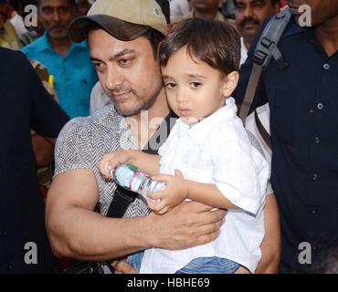 Bollywood-Schauspieler Aamir Khan zusammen mit seinem Sohn Azad auf Raja Bhoj Flughafen in Bhopal, Indien am 28. September 2014 ankommen. Stockfoto