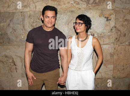 Bollywood-Schauspieler Aamir Khan zusammen mit seiner Frau und Filmemacher Kiran Rao während der Vorführung des Dokumentarfilms Mumbai Stockfoto