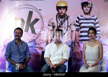 Bollywood Regisseur Rajkumar Thonke Aamir Khan Anushka Sharma während der Pressekonferenz zur bevorstehenden Film PK Ahmedabad Indien fördern Stockfoto