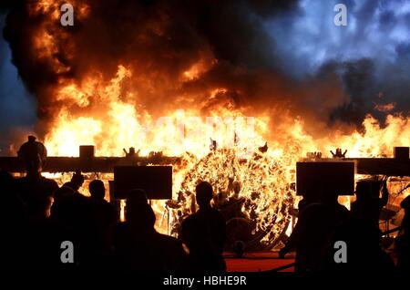 Feuer ausbricht auf der Bühne während der Nacht Maharashtra im Rahmen der Make in India Week in Mumbai, Indien-Februar Stockfoto