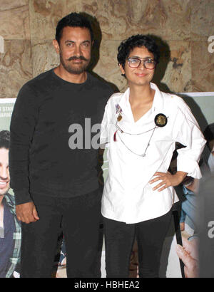 Bollywood-Schauspieler Aamir Khan zusammen mit Frau Kiran Rao während der Vorführung des Films Kapoor und Söhne in Mumbai, Indien Stockfoto