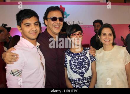 Bollywood Vidhu Vinod Chopra Alwine Chopra Zuni Chopra Agni Dev beim Start Jaslok Krankenhaus Jaslok Fruchtbarkeit Baum Mumbai Stockfoto