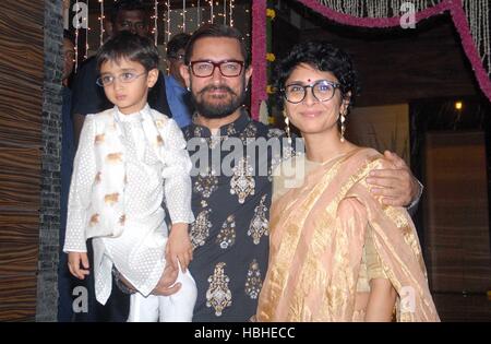 Bollywood-Schauspieler Aamir Khan zusammen mit seiner Ehefrau Kiran Rao und seinem Sohn Azad Rao Khan während Diwali Feiern in Mumbai Stockfoto