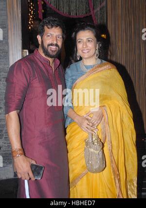 Bollywood-Filmemacher Kabir Khan zusammen mit seiner Frau Mini Mathur während Aamir Khan Diwali Feiern in Mumbai Stockfoto