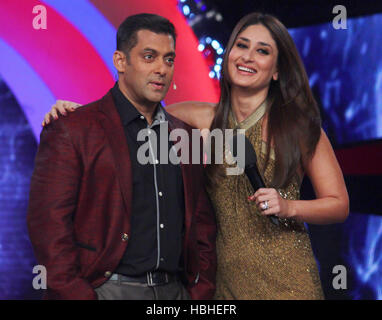 Bollywood-Schauspieler Salman Khan Kareena Kapoor während Start Element Song Fevicol Se kommenden Film Dabangg 2 setzt Bigg Boss 6 Mumbai Stockfoto
