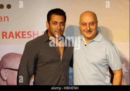 Bollywood-Schauspieler Anupam Kher mit Salman Khan in seinem Stück Mera Woh Matlab Nahi Tha in Mumbai, Indien am 11. Juli 2015. Stockfoto