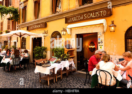 Rom, Italien - 27. Mai 2016: Unbekannte Leute Essen traditionelle italienische Küche im Restaurant im Freien im Stadtteil Trastevere in Rom, Italien. Stockfoto