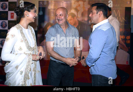 Salman Khan, indischer Schauspieler, Sonam Kapoor, indische Schauspielerin, Anupam Kher, Trailer Launch Film Prem Ratan Dhan Payo, Bombay, Mumbai, Maharashtra, Indien, Asien Stockfoto