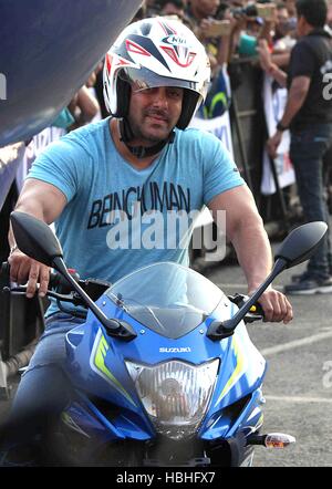 Salman Khan, indischer Schauspieler, auf dem Suzuki Gixer Fahrrad zur Promotion, Bombay, Mumbai, Maharashtra, Indien, Asien Stockfoto