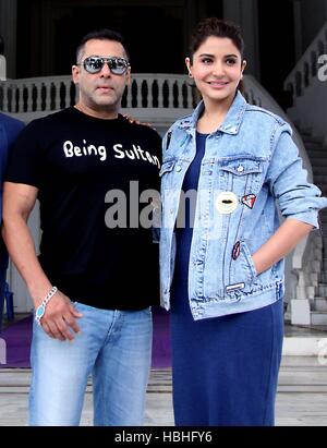 Salman Khan, der indische Schauspieler, und Anushka Sharma, die indische Schauspielerin, beim Erfolg des Films Sultan, Bombay, Mumbai, Maharashtra, Indien, Asien Stockfoto
