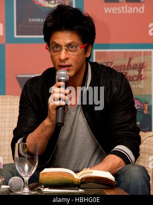 Der indische Bollywood-Schauspieler Shah Rukh Khan liest aus Kanika Dhillon, Autor und dem Drehbuchautor Buch "Bombay Duck is A Fish" in Mumbai Indien Stockfoto