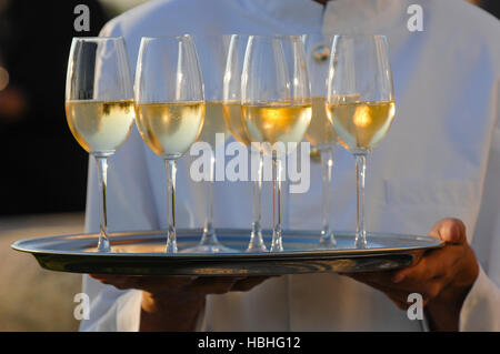 Professionellen männlichen Kellner in Uniform mit Champagner, Dri Stockfoto
