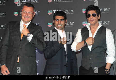 Jean Christophe Babin, CEO, TAG Heuer Uhren, Karun Chandhok, Formel-1-Fahrer und Shah Rukh Khan, indischer Bollywood-Schauspieler, starten Monaco Grand Prix Limited Edition Chronograph Uhren in Mumbai Indien Stockfoto