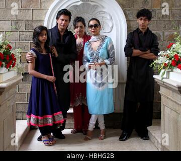 Indischer Bollywood-Schauspieler Shah Rukh Khan mit Familie Suhana Khan, Tochter Shahnaz Lalarukh, Schwester, Gauri Khan, Ehefrau und Sohn Aryan Khan, in seinem Haus Mannat, Bandra, Mumbai, Indien, indische Familie Stockfoto