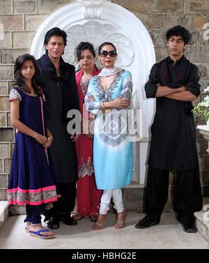 Bollywood Schauspieler Shah Rukh Khan Suhana Shehnaz Gauri Arischen posieren für Fotos anlässlich des Eid al-Fitr an seinem Wohnsitz in Mumbai, Indien Stockfoto