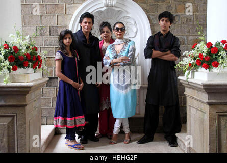 Familie des indischen Bollywood-Schauspielers Shah Rukh Khan mit Suhana Khan, Tochter, Shahnaz Lalarukh, Schwester, Gauri Khan, Frau und Sohn Aryan Khan, in seinem Haus Mannat, Bandra, Mumbai, Indien Stockfoto