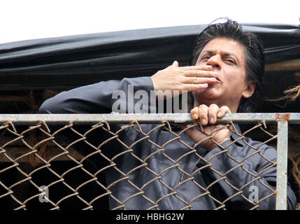 Shah Rukh Khan, indisches Bollywood-Schauspielerporträt, wirft einen fliegenden Kuss vom Zaunbalkon seiner Residenz Manlat, Bandra, Mumbai, Indien Stockfoto