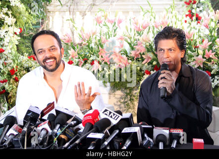 Rohit Shetty, indischer Produzent und Regisseur mit Shah Rukh Khan, indischer Bollywood-Schauspieler, Blumenhintergrund in seinem Wohnsitz Manlat, Bandra, Mumbai, Indien Stockfoto